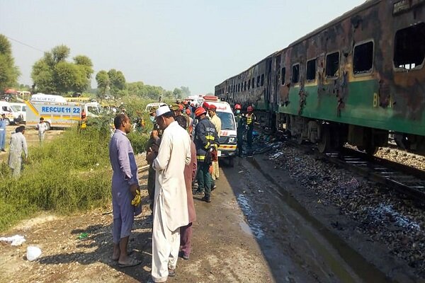 باكستان ... مصرع 15 شخصا اثر انحراف قطار عن مساره