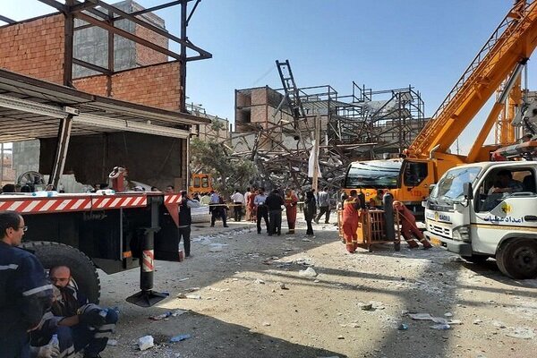 Tahran'da bina çöktü: 4 ölü,11 yaralı Tahran'da bina çöktü: 4 ölü,11 yaralı