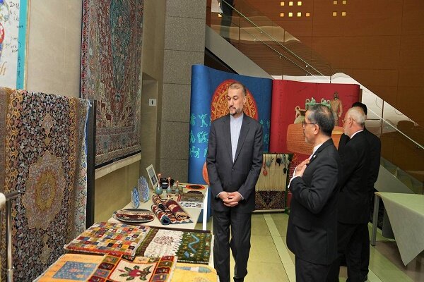 Emir Abdullahiyan Tokyo'da İran kültürünü anlatan sergiyi ziyaret etti