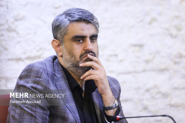 ایمان شمسایی مدیرکل مطبوعات و خبرگزاری های داخلی در نشست خبری معاون مطبوعاتی وزیر ارشاد حضور دارد