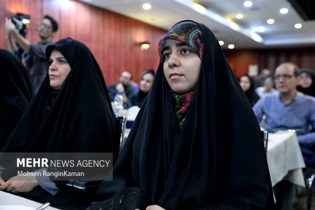 همزمان با ایام شهادت خبرنگار شهید محمود صارمی و روز خبرنگار نشست صمیمی دکتر قاضی‌زاده هاشمی معاون رئیس جمهور و رئیس بنیاد شهید با خبرنگاران و اصحاب رسانه دیدار و گفتگو کرد