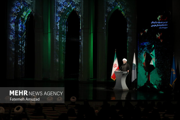 حجت الاسلام محمد قمی رئیس سازمان تبلیغات اسلامی در اختتامیه جشنواره مهرواره هوای نو حضور دارد