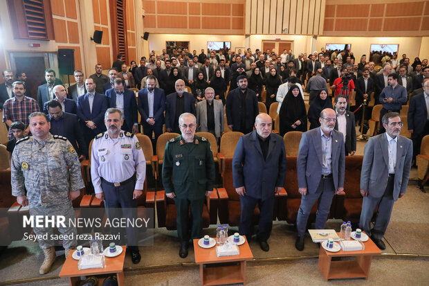 در ابتدای این مراسم مدعوین در حال ادای احترام به سرود مقدس جمهوری اسلامی ایران هستند