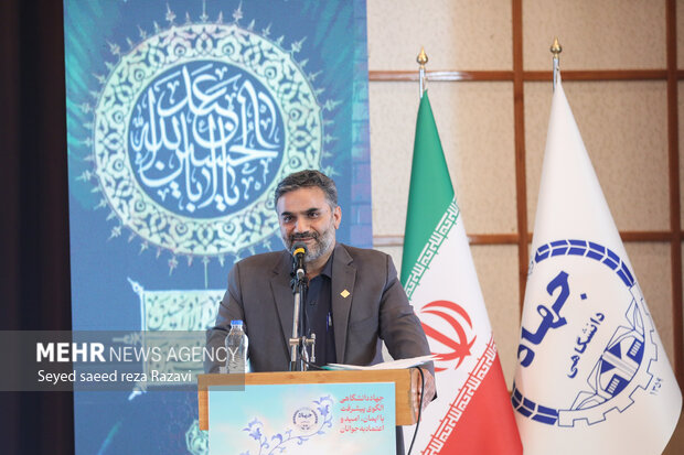  دکتر حسن فارسی قائم مقام رئیس جهاددانشگاهی در حال سخنرانی در مراسم چهل و سومین سالگرد جهاد دانشگاهی است