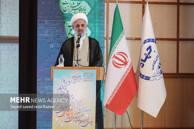 حجت‌الاسلام والمسلمین مجتبی ذوالنوری نایب رئیس مجلس شورای اسلامی در حال سخنرانی در مراسم چهل و سومین سالگرد جهاد دانشگاهی است