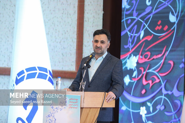 روح الله دهقانی فیروزآبادی معاون علمی، فناوری و اقتصاد دانش بنیان رئیس جمهور در حال سخنرانی در مراسم چهل و سومین سالگرد جهاد دانشگاهی است