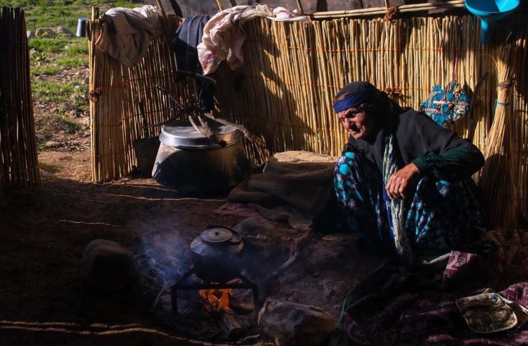 محرم‌پوشی با جومه و دلک و چارقد/ اینجا جوانان لباس سنتی می‌پسندند