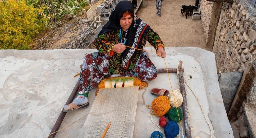 محرم‌پوشی با جومه و دلک و چارقد/ اینجا جوانان لباس سنتی می‌پسندند