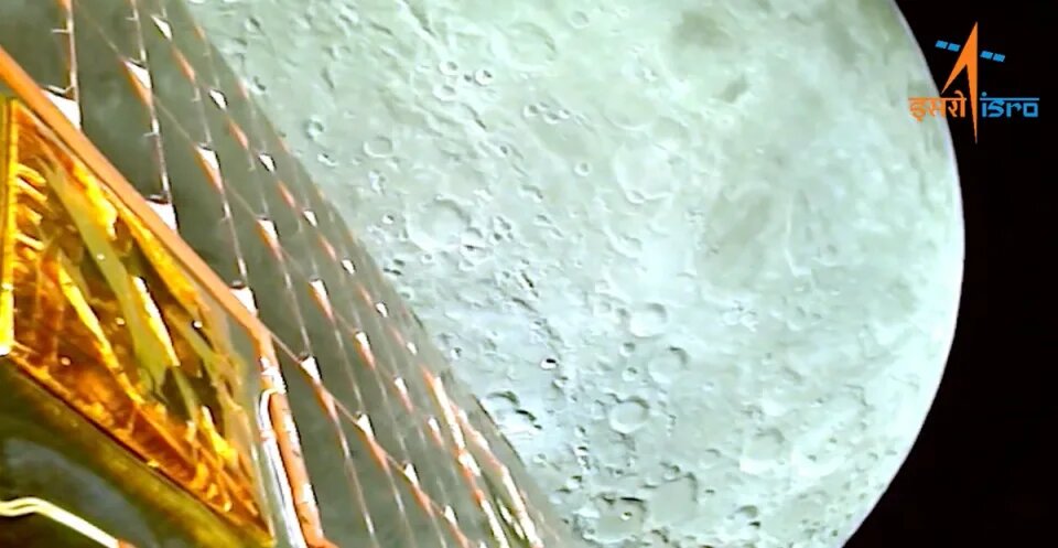 تصاویر فضاپیمای هندی از دهانه‌های ماه