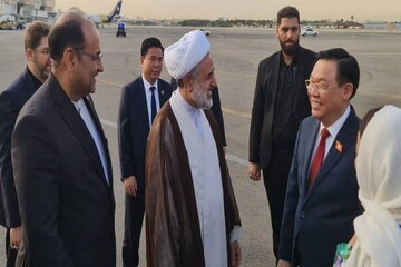 رئيس البرلمان الفيتنامي يصل إلى طهران