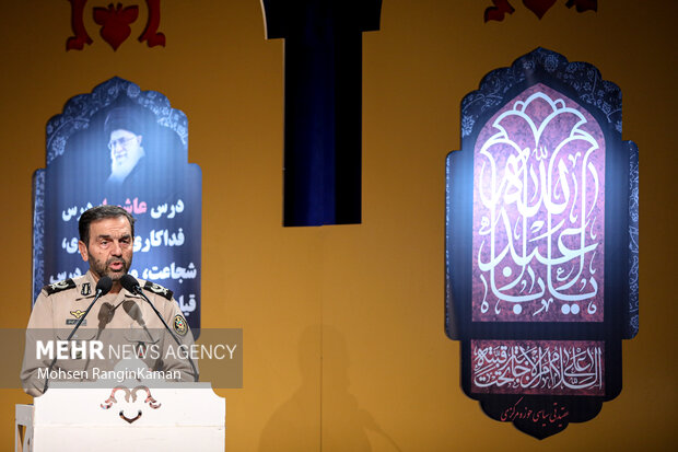 امیر تقی‌خانی در حال سخنرانی در مراسم بزرگداشت روز خبرنگار در سازمان عقیدتی سیاسی آجا است
