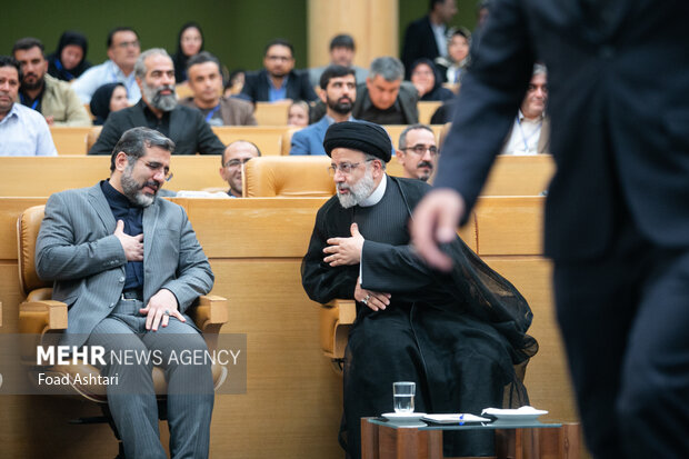 حجت الاسلام سید ابراهیم رئیسی ،رئیس جمهور و محمد مهدی اسماعیلی وزیر فرهنگ و ارشاد اسلامی در مراسم اختتامیه بیست و یکمین جشنواره ملی رسانه های ایران حضور دارند 