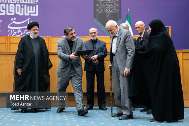 حجت الاسلام سید ابراهیم رئیسی ، رئیس جمهور 
در حال تقدیر از احمد توکلی در مراسم اختتامیه بیست و یکمین جشنواره ملی رسانه های ایران است 