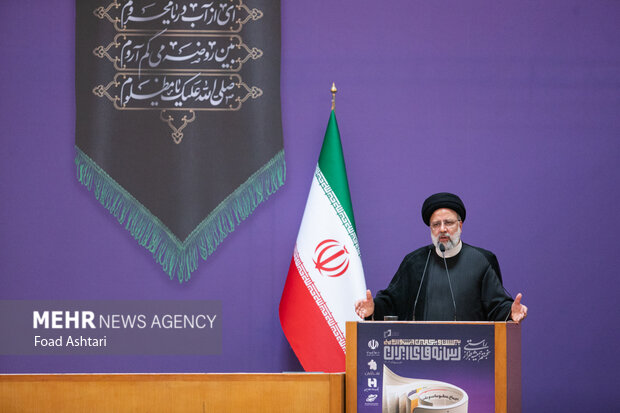 حجت الاسلام سید ابراهیم رئیسی ، رئیس جمهور در حال سخنرانی در مراسم اختتامیه بیست و یکمین جشنواره ملی رسانه های ایران است