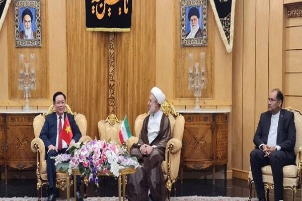 ویتنامی پارلیمنٹ کے اسپیکر ایران پہنچ گئے
