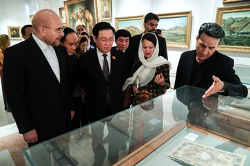 بازدید رئیس مجلس ویتنام و هیات همراه از موزه مجلس