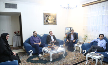 حضور استاندار در منزل مدیر خبرگزاری مهر یزد برای تبریک روز خبرنگار