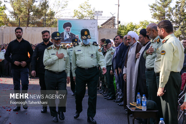 سردار «قاسم رضایی» جانشین فرمانده کل انتظامی کشور  در مراسم تشییع پیکر دو شهیدسانحه ریزش آوار منطقه ۱۹ حضور دارد