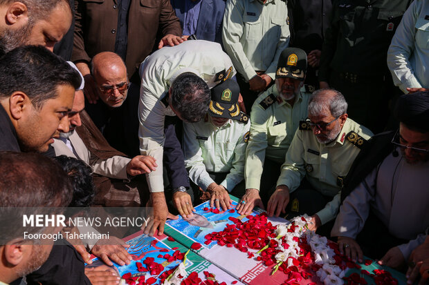 تشییع پیکر دو شهیدسانحه ریزش آوار منطقه ۱۹ تهران صبح چهارشنبه ۱۸ مرداد ۱۴۰۲ با حضور فرماندهان فراجا، خانواده و همرزمان این دو شهید در ستاد فاتب برگزار شد