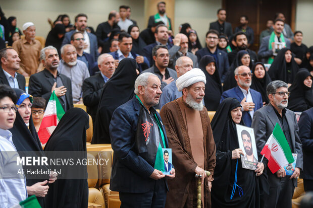 شہدائے مدافعین حرم کو خراج عقیدت پیش کرنے کے لئے تہران میں تقریب
