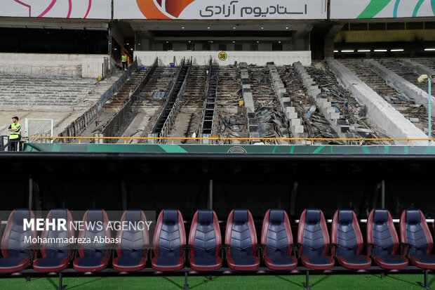 سکو ها و قسمت های مختلف ورزشگاه آزادی تهران در حال تعمیر است و به همین دلیل دیدار تیم های فوتبال پرسپولیس تهران و آلومینیوم اراک بدون حضور تماشاگران برگزار شد