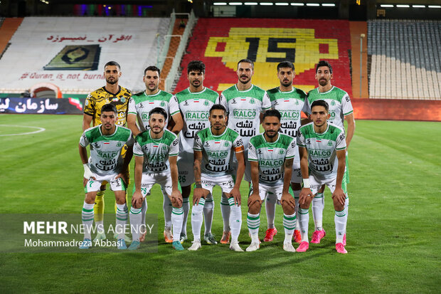 تیم فوتبال  آلومینیوم اراک در حال گرفتن عکس یادگاری پیش از دیدار تیم های فوتبال پرسپولیس تهران و آلومینیوم اراک هستند