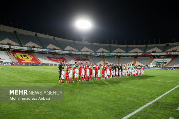 دو تیم فوتبال  پرسپولیس تهران و آلومینیوم اراک در حال انجام تشریفات پیش از آغاز دیدار تیم های فوتبال پرسپولیس تهران و آلومینیوم اراک هستند