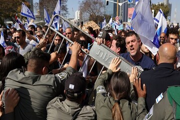 مسدود شدن راه‌ها و تجمع مقابل خانه مقامات صهیونیست در تل آویو