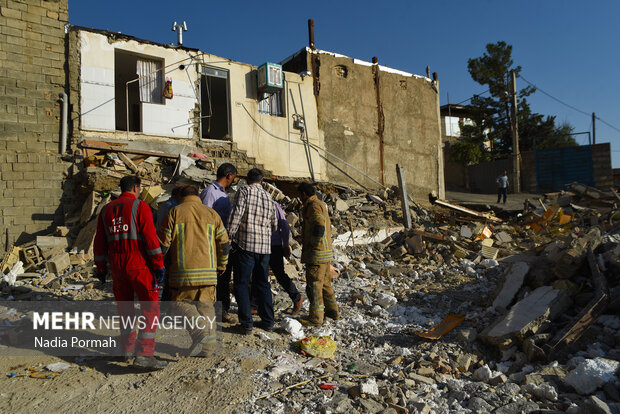 پس از رانش «تخلیه و تخریب ساختمانهای آسیب دیدهی حصار»