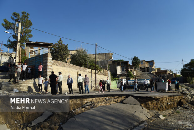 پس از رانش «تخلیه و تخریب ساختمانهای آسیب دیدهی حصار»