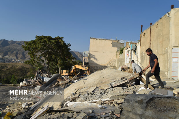 پس از رانش «تخلیه و تخریب ساختمانهای آسیب دیدهی حصار»