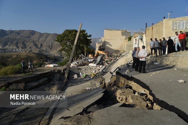 پس از رانش «تخلیه و تخریب ساختمانهای آسیب دیدهی حصار»