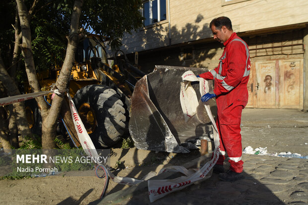 پس از رانش «تخلیه و تخریب ساختمانهای آسیب دیدهی حصار»