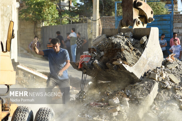 پس از رانش «تخلیه و تخریب ساختمانهای آسیب دیدهی حصار»