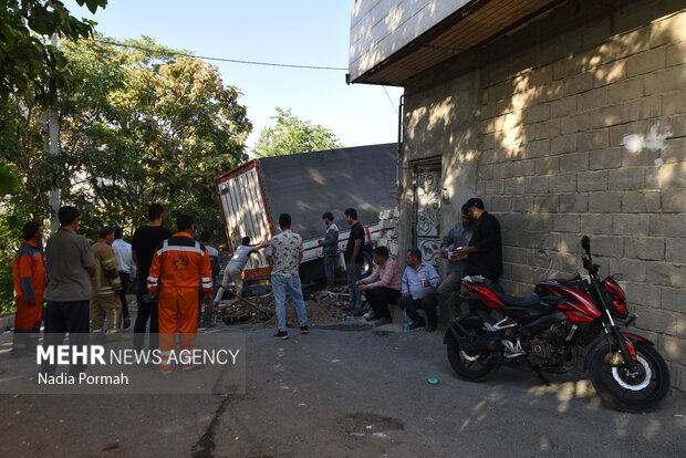 پس از رانش «تخلیه و تخریب ساختمانهای آسیب دیدهی حصار»