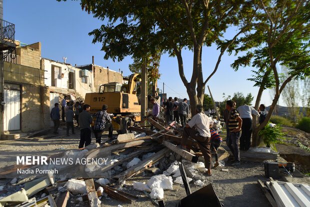 پس از رانش «تخلیه و تخریب ساختمانهای آسیب دیدهی حصار»
