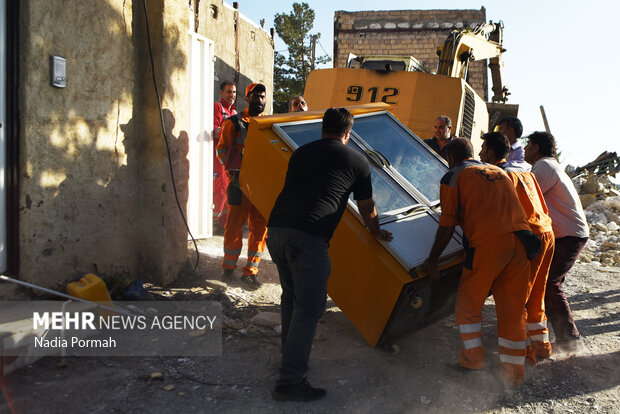 پس از رانش «تخلیه و تخریب ساختمانهای آسیب دیدهی حصار»