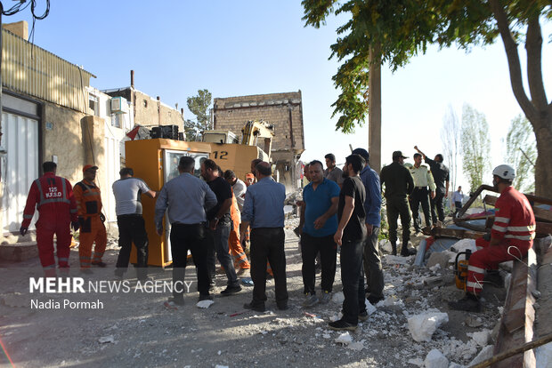 پس از رانش «تخلیه و تخریب ساختمانهای آسیب دیدهی حصار»