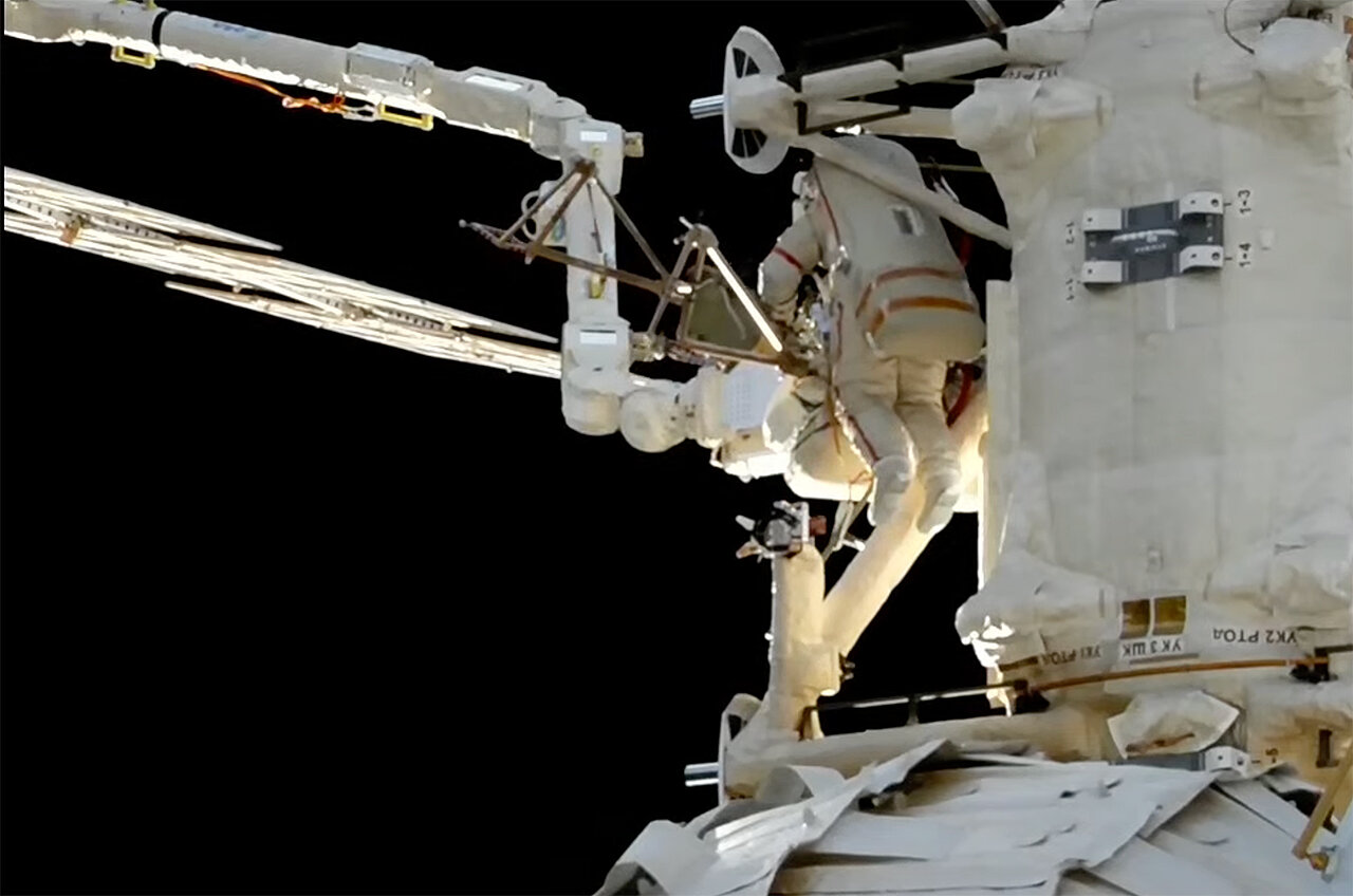 فضانورد روسی سوار بر بازوی رباتیک اروپایی شد