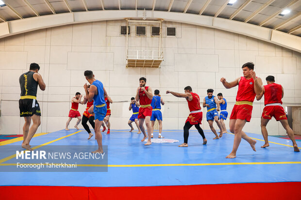 ملی پوشان تیم ملی ووشو در قسمت ساندا در اردوی آمادگی برای بازی های آسیایی تمرین می کنند