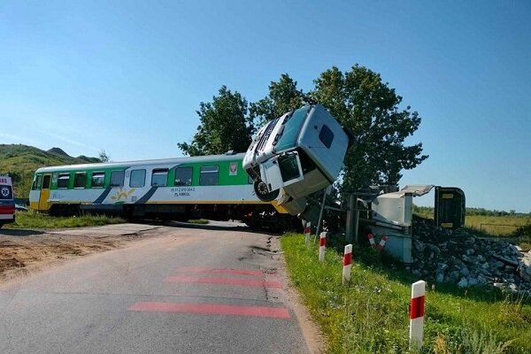 Polonya'da trenler kafa kafaya çarpıştı