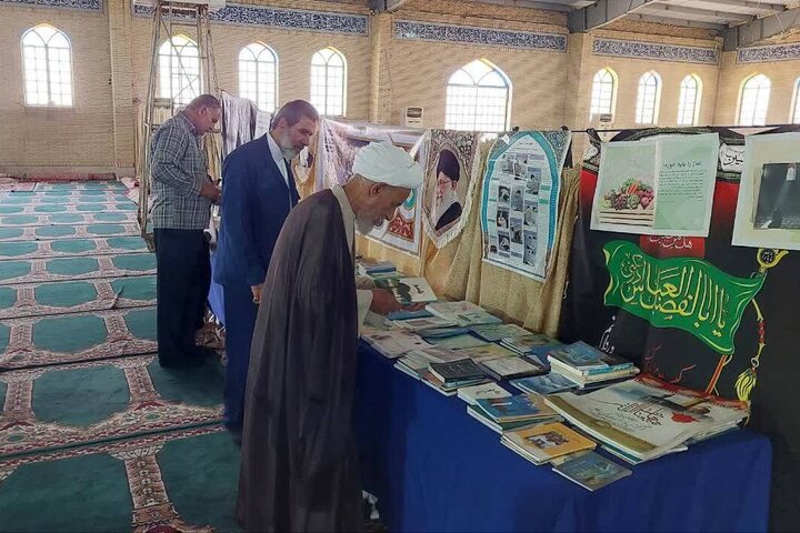 نمایشگاه کتاب و محصولات فرهنگی نماز در گناوه افتتاح شد