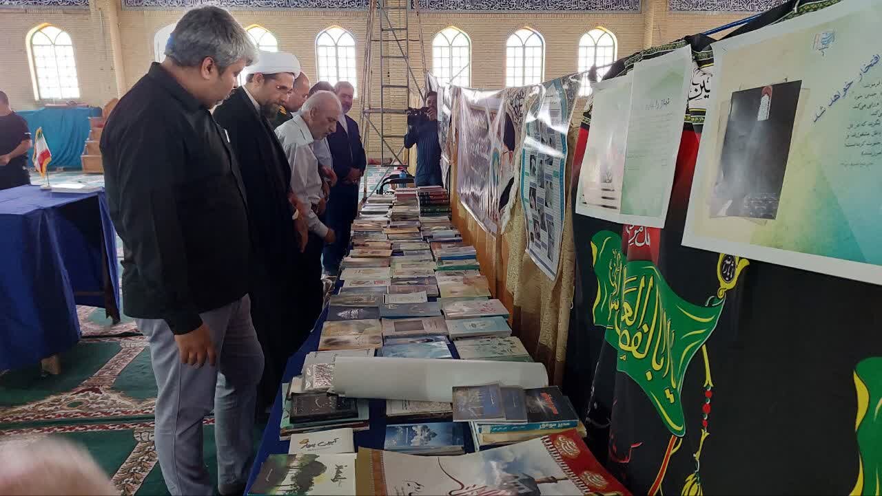 نمایشگاه کتاب و محصولات فرهنگی نماز در گناوه افتتاح شد