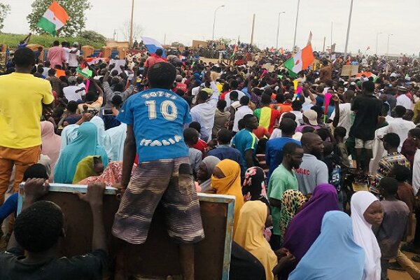 تظاهرات هزاران نفر در نزدیکی پایگاه نظامی فرانسه در نیجر