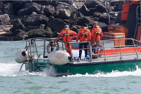 6 dead as migrant boat sinks in English Channel