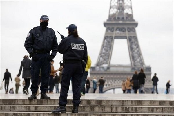 Eiffel tower evacuated amid bomb threat