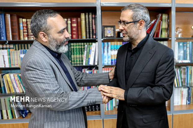 سید مرتضی روحانی شهردار منطقه ۶ شهر تهران در حال گفتگو با ممحمدمهدی رحمتی مدیرعامل گروه رسانه‌ای مهر است