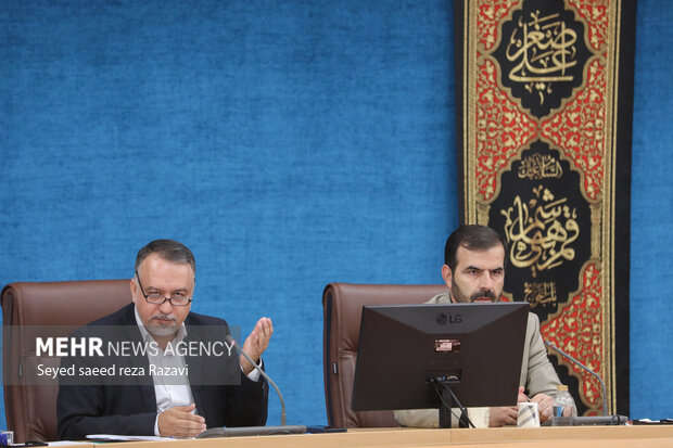 محسن اسلامی سخنگوی ستاد انتخابات کشور در حال پاسخگویی به سوالات خبرنگاران است