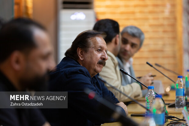  مجید مجیدی رئیس رویداد در حال پاسخگویی به سوالات خبرنگاران حاظر در نشست خبری جشنواره تصویر دهم است