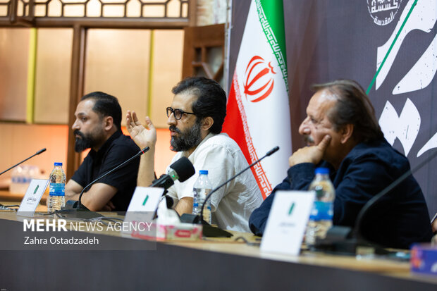  مجید مجیدی رئیس رویداد در حال پاسخگویی به سوالات خبرنگاران حاظر در نشست خبری جشنواره تصویر دهم است 